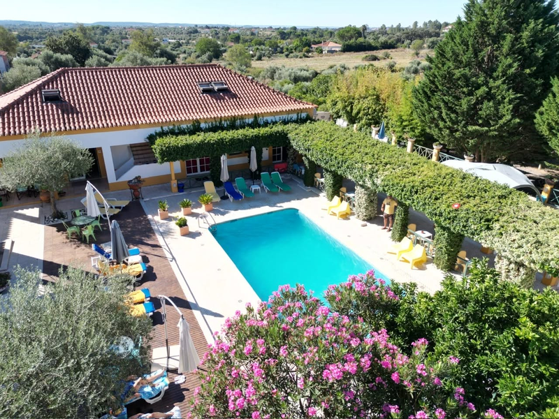 Vista aérea da piscina e área exterior
