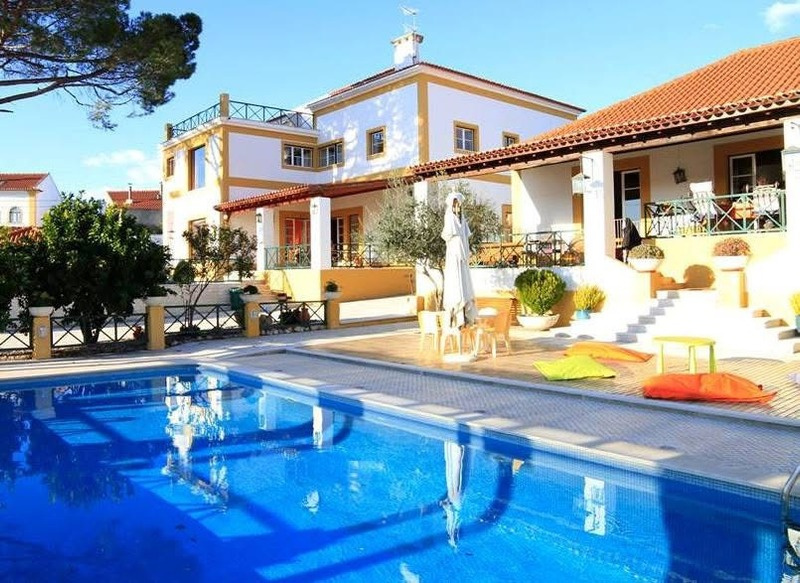 Piscina e fachada da propriedade